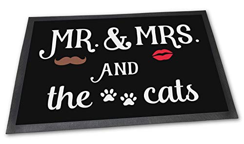 PfotenSchild Fußmatte mit lustigem Spruch - Mr & Mrs and The Cats - 60 x 40 cm - mehr Katzen - Witzige Geschenkidee für Freunde mit Katzen von PfotenSchild