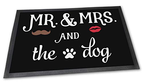PfotenSchild Fußmatte mit lustigem Spruch - Mr & Mrs and The Dog - 60 x 40 cm - EIN Hund - Beste Geschenkidee für Familie mit Hund von PfotenSchild