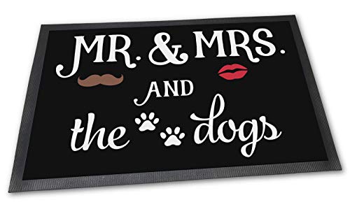 PfotenSchild Fußmatte mit lustigem Spruch - Mr & Mrs and The Dog - 60 x 40 cm - mehrere Hunde - Beste Geschenkidee für Familie mit Hunden von PfotenSchild