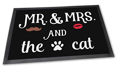 PfotenSchild Fußmatte mit lustigem Spruch - Mr & Mrs and The cat - 60 x 40 cm - eine Katze - Witzige Geschenkidee für Freunde mit Katze von PfotenSchild