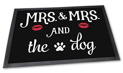 PfotenSchild Fußmatte mit lustigem Spruch - Mrs & Mrs and The Dog - 60 x 40 cm - EIN Hund - Beste Geschenkidee für Familie mit Hund von PfotenSchild