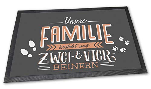 PfotenSchild Fußmatte mit lustigem Spruch - Unsere Familie besteht aus Zwei- und Vierbeinern - Geschenkidee für Familien mit Haustier - 90 x 60 cm von PfotenSchild