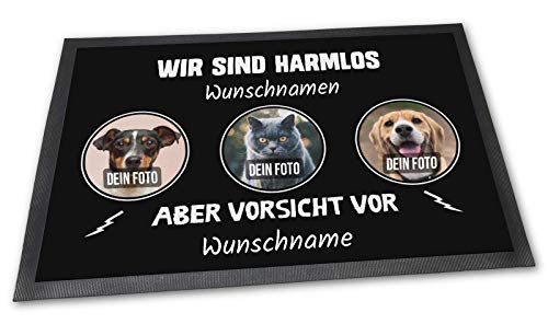 PfotenSchild Fußmatte zum selbst Gestalten - Wir sind harmlos, Aber Vorsicht vor - mit Spruch, Wunschfotos und Namen für DREI Haustiere Plus Wunschtext der Haustierbesitzer - 60 x 40 cm von PfotenSchild