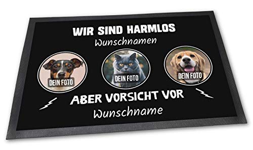 Fußmatte zum selbst Gestalten - Wir sind harmlos, Aber Vorsicht vor - mit Spruch, Wunschfotos und Namen für DREI Haustiere Plus Wunschtext der Haustierbesitzer - 90 x 60 cm von PfotenSchild
