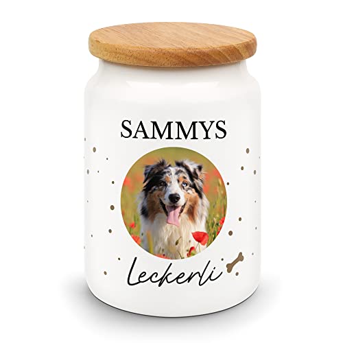 Große Leckerlidose aus Keramik mit Holzdeckel selbst gestalten - personalisiert mit Foto und Wunschnamen - für Hunde, Katzen und andere Haustiere - tolle Geschenkidee Große Leckerlidose aus Keramik mit Holzdeckel selbst gestalten - personalisiert mit Foto und Wunschnamen - für Hunde, Katzen und andere Haustiere - tolle Geschenkidee von PfotenSchild
