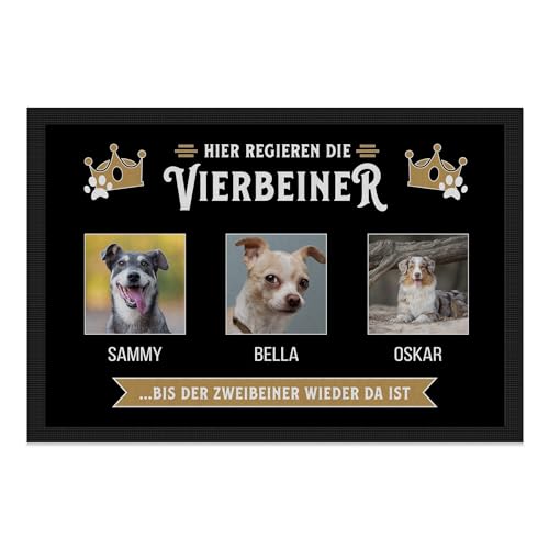 PfotenSchild personalisierte Fußmatte für Hunde und Katzen selbst gestalten - Hier regieren die Vierbeiner... - individuell mit Fotos & Namen - DREI Tiere, eine Person - 60x40 cm von PfotenSchild