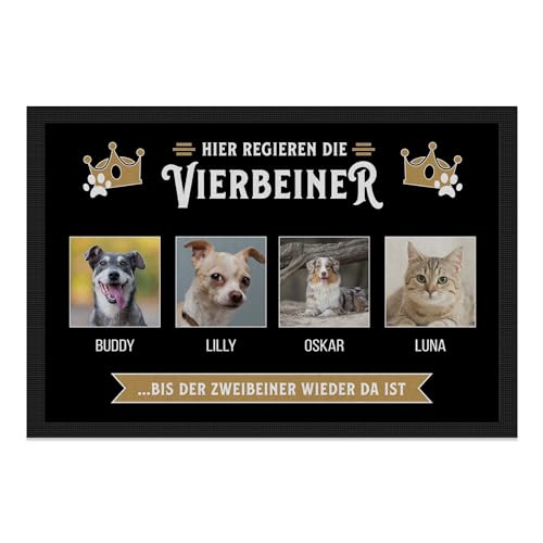 PfotenSchild personalisierte Fußmatte für Hunde und Katzen selbst gestalten - Hier regieren die Vierbeiner... - individuell mit Fotos & Namen - Vier Tiere, eine Person - 75x50 cm von PfotenSchild