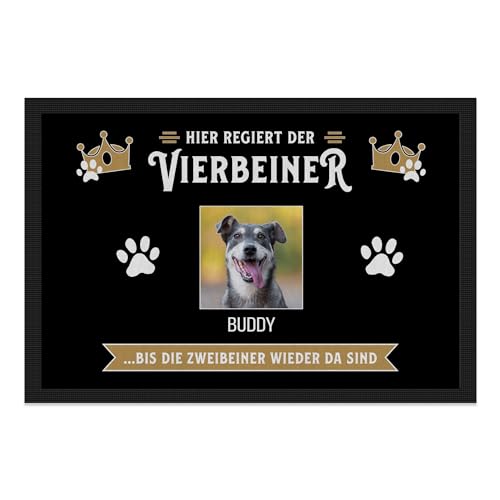 PfotenSchild personalisierte Fußmatte für Hunde und Katzen selbst gestalten - Hier regiert der Vierbeiner... - individuell mit Foto & Name - EIN Tier, mehrere Personen - 75x50 cm von PfotenSchild