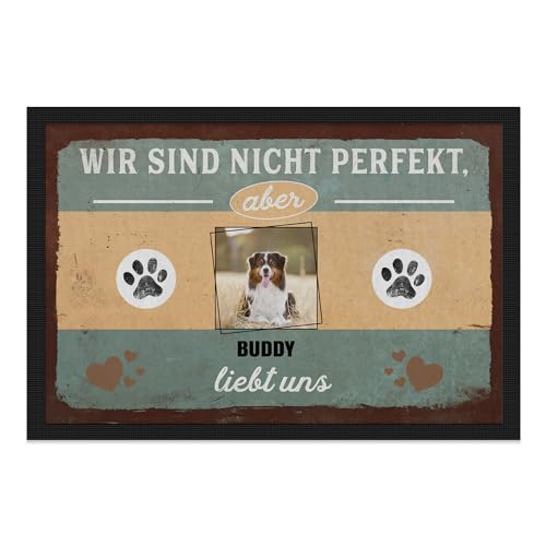 PfotenSchild personalisierte Fußmatte für Hunde und Katzen selbst gestalten - Wir sind Nicht perfekt, Aber... - individuell mit Foto & Name - EIN Tier, mehrere Personen - 60x40 cm von PfotenSchild