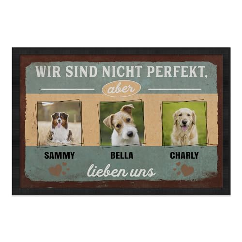 PfotenSchild personalisierte Fußmatte für Hunde und Katzen selbst gestalten - Wir sind Nicht perfekt, Aber... - mit Fotos & Namen - DREI Tiere, mehrere Personen - 60x40 cm von PfotenSchild