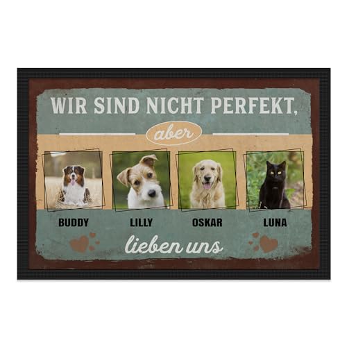 PfotenSchild personalisierte Fußmatte für Hunde und Katzen selbst gestalten - Wir sind Nicht perfekt, Aber... - mit Fotos & Namen - Vier Tiere, mehrere Personen - 60x40 cm PfotenSchild personalisierte Fußmatte für Hunde und Katzen selbst gestalten - Wir sind Nicht perfekt, Aber... - mit Fotos & Namen - Vier Tiere, mehrere Personen - 60x40 cm von PfotenSchild
