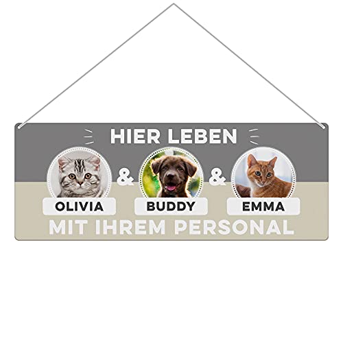 Tier Schild personalisiert - Hier Lebt X mit dem Personal - Metallschild mit Fotos und Namen für außen, wetterfestes Türschild für Hundebesitzer - Outdoor Querformat 24x9 cm, drei Tiere, Grau von PfotenSchild