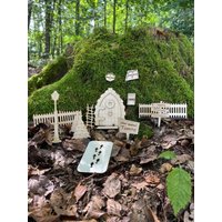 Wichtelset Mit Holz Wichteltür Und Fußspuren - Handgefertigtes Personalisiertes Geschenk Für Groß Klein, Weihnachtsdeko & Zaubermagie Wichtelset Mit Holz Wichteltür Und Fußspuren - Handgefertigtes Personalisiertes Geschenk Für Groß Klein, Weihnachtsdeko & Zaubermagie von Pfotenschluessel