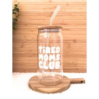 Trinkglas Mit Glasstrohhalm | „Tired Moms Club" Iced Coffee Momlife Mom Humor Motherhood Glas Bambusdeckel Und Strohhalm Trinkglas Mit Glasstrohhalm | „Tired Moms Club" Iced Coffee Momlife Mom Humor Motherhood Glas Bambusdeckel Und Strohhalm von PfotenundToertchen