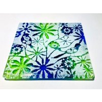 Handgefertigter Untersetzer/Fliesenvögel Und Blumen - Kobaltblau & Grün Hergestellt Aus Recycelten Materialien Zu Verschmolzenen Glasgeschenken von PhaedraGlassGifts