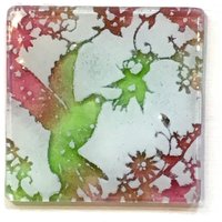Handgefertigter Untersetzer Oder Fliese - Kolibri Fused Glass Rubin & Grün Geschenk Aus Recycelten Materialien von PhaedraGlassGifts