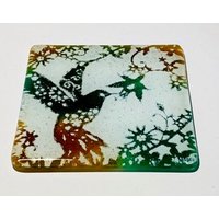 Handgefertigter Untersetzer Oder Fliese - Verschmolzenes Glas Kolibri Geschenk Bernstein & Dunkelgrün Hergestellt Aus Recycelten Materialien von PhaedraGlassGifts