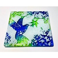 Handgefertigter Untersetzer Oder Fliese - Verschmolzenes Glas Kolibri Geschenk Kobalt Blau & Grün Hergestellt Aus Recycelten Materialien von PhaedraGlassGifts
