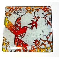 Handgefertigter Untersetzer Oder Fliese - Verschmolzenes Glas Kolibri Geschenk Lebendiges Rot & Gelb Hergestellt Aus Recycelten Materialien von PhaedraGlassGifts