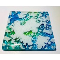 Handgefertigter Untersetzer Oder Fliesenschmetterlinge - Aqua & Grün Hergestellt Aus Recycelten Materialien Zu Verschmolzenen Glasgeschenken von PhaedraGlassGifts