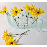 Handgemachte Vase - Einzigartiges Geschenk Medium Wave Für Nass- Oder Trockenblumen Aus Recycelten Materialien Zu Verschmolzenem Glas von PhaedraGlassGifts