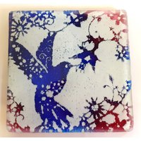 Handgemachter Glas Kolibri Untersetzer Geschenk Oder Fliese - Kobaltblau & Rubin Hergestellt Aus Recycelten Materialien von PhaedraGlassGifts