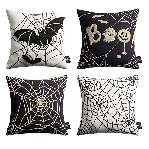 Phantoscope Set von 4 Happy Halloween Dekorative Wurfkissenbezüge, Handgefertigte Stickerei Spinnennetz Schwarze Fledermäuse und niedliche Geisterkissenbezüge, Schwarz und Weiß, 45,7 x 45,7 cm Phantoscope Set von 4 Happy Halloween Dekorative Wurfkissenbezüge, Handgefertigte Stickerei Spinnennetz Schwarze Fledermäuse und niedliche Geisterkissenbezüge, Schwarz und Weiß, 45,7 x 45,7 cm von Phantoscope