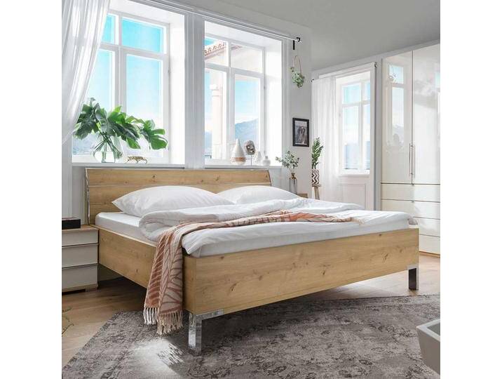 Großes Bett in Eiche Bianco und Chromfarben mit Kopfteil von Pharao24.de