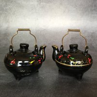 Handbemalte Schwarze Teekanne Wasserkessel Vintage Salz Und Pfeffer Streuer Set von PhatFinds