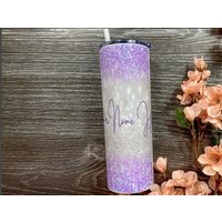 Lila Und Weiße Glitzerbecher | Braut Geschenk Geschenk Für Sie Personalisierte Becher Brautbecher Mit Stroh Bedruckter von PhenomTeez