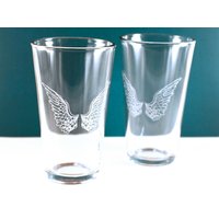 Handgeätztes Engelsflügel Pintglas - Sandgestrahltes Libby Glas von PhoenixFireStudios