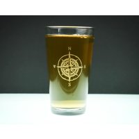 Handgemachte Sandgestrahlte Kompass Pint Glas Reisegeschenk von PhoenixFireStudios
