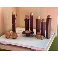 Moderne Interpretation Krippe. Limitierte Walnuss-Edition. Holzblock Menschen. Komplettes Set Moderne Interpretation Krippe. Limitierte Walnuss-Edition. Holzblock Menschen. Komplettes Set von PhogDesign