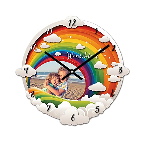 PhotoFancy® - Fotouhr aus Kunststoff - Uhr mit Foto Bedrucken - Wanduhr mit eigenen Fotos gestalten - 26 cm - Zeiger Schwarz - Layout Regenbogen von PhotoFancy