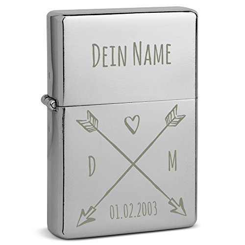 PhotoFancy® - Graviertes Sturmfeuerzeug Set mit eigenem Namen - Layout Liebes Pfeile - Benzinfeuerzeug mit Gravur inkl. Metall-Geschenkdose von PhotoFancy