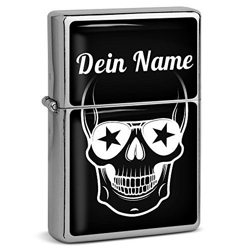 PhotoFancy® - Sturmfeuerzeug Set mit eigenem Namen Bedrucken Lassen - Design Totenkopf - Benzinfeuerzeug mit Doming-Druck inkl. Metall-Geschenkdose von PhotoFancy