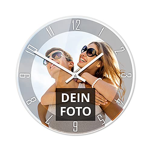 PhotoFancy® - Uhr mit Foto Bedrucken - Fotouhr aus Acrylglas - Wanduhr mit eigenem Motiv selbst gestalten (26 cm rund, Design: Klassisch schwarz/Zeiger: weiß) von PhotoFancy