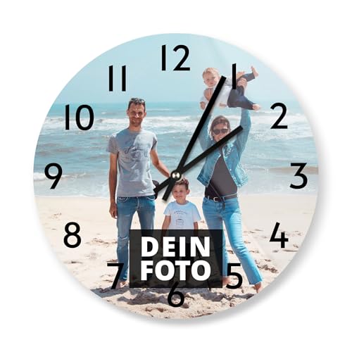 PhotoFancy® - Uhr mit Foto Bedrucken - Fotouhr aus Acrylglas - Wanduhr mit eigenem Motiv selbst gestalten (26 cm rund, Design: Klassisch schwarz/Zeiger: weiß) von PhotoFancy