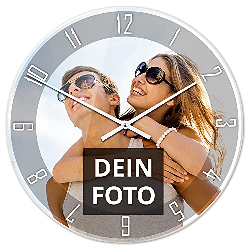 PhotoFancy® - Uhr mit Foto Bedrucken - Fotouhr aus Acrylglas - Wanduhr mit eigenem Motiv selbst gestalten (35 cm rund, Design: Klassisch schwarz/Zeiger: weiß) von PhotoFancy