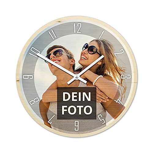 PhotoFancy® - Uhr mit Foto Bedrucken - Fotouhr aus Holz - Wanduhr mit eigenem Motiv selbst gestalten (26 cm rund, Design: Klassisch schwarz/Zeiger: weiß) von PhotoFancy