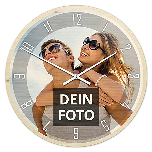 PhotoFancy® - Uhr mit Foto Bedrucken - Fotouhr aus Holz - Wanduhr mit eigenem Motiv selbst gestalten (35 cm rund, Design: Klassisch schwarz/Zeiger: weiß) von PhotoFancy