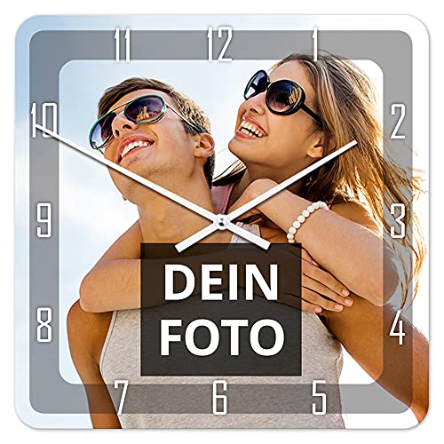 PhotoFancy® - Uhr mit Foto Bedrucken - Quadratische Fotouhr aus Kunststoff - Wanduhr mit eigenem Motiv selbst gestalten (26 x 26 cm, Design: Klassisch schwarz/Zeiger: weiß) von PhotoFancy