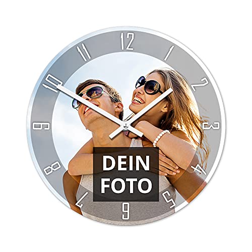 PhotoFancy® - Uhr mit Foto Bedrucken - Runde Fotouhr aus Kunststoff - Wanduhr mit eigenem Motiv selbst gestalten (26 cm rund, Design: Klassisch schwarz/Zeiger: weiß) von PhotoFancy