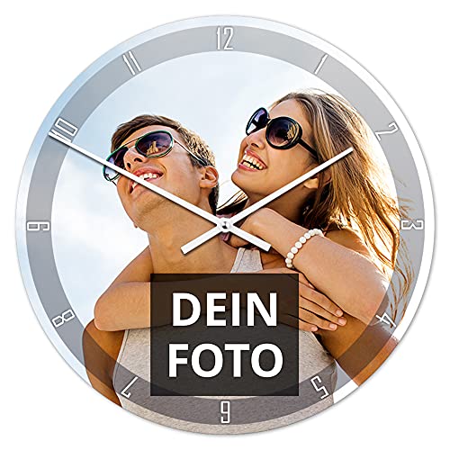 PhotoFancy® - Uhr mit Foto Bedrucken - Runde Fotouhr aus Kunststoff - Wanduhr mit eigenem Motiv selbst gestalten (35 cm rund, Design: Klassisch schwarz/Zeiger: weiß) von PhotoFancy