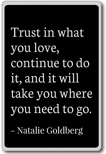 Vertrauen in What You Love, weiterhin Do it,... – Natalie Goldberg – Quotes Kühlschrank Magnet, schwarz von PhotoMagnets