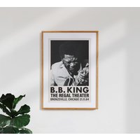 Poster "B.b. King At The Regal Theater'/Vintage Premium Kunstdruck Altes Retro Konzerplakat Der Blueslegende Poster "B.b. King At The Regal Theater'/Vintage Premium Kunstdruck Altes Retro Konzerplakat Der Blueslegende von Photocircle