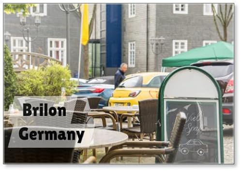 In Brilon, Deutschland gibt es eine Ausstellung für Autos auf dem Marktplatz. Im Vordergrund steht ein Café mit einem Schild mit Aufschrift "Have Fun", Kühlschrankmagnet In Brilon, Deutschland gibt es eine Ausstellung für Autos auf dem Marktplatz. Im Vordergrund steht ein Café mit einem Schild mit Aufschrift "Have Fun", Kühlschrankmagnet von Photomagnet