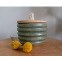 Handgemachte Keramik-Dose & Handgemachter Holz-Deckel - Kaffee-Dose Zucker-Dose Makramee Griff Spülmaschinenfest Lebensmittelecht Handgemachte Keramik-Dose & Handgemachter Holz-Deckel - Kaffee-Dose Zucker-Dose Makramee Griff Spülmaschinenfest Lebensmittelecht von PiPoKeramik