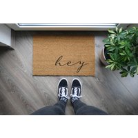 Fussmatte "Hey" | Türmatte Doormat Kokosmatte Willkommensmatte 60x40cm von Piahontasdesign