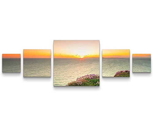 Picarto Leinwandbild 5 teilig (160x50cm) Landschaftsfotografie – Klippe mit rosa Blüten bei Sonnenuntergang von Picarto